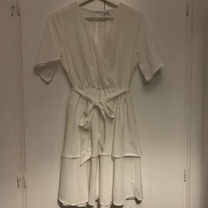 Studentklänning  - Endast testad en gång annars oanvänd studentklänning ifrån bubbleroom i strl 42, men känns mer som 40. Nypris är 499, jag säljer för 299 :)