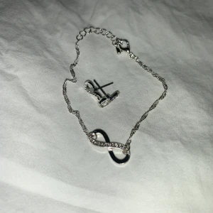 Armband och örhängen  - Matchande armband och örhängen, endast testade men har inte kvar plupparna bakom på örhängena men det går ju bara och ta från några andra☺️💗