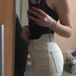 Trendiga jeanse🕸🧚‍♂️ - Fina smuts vita jeanse med breda ben. Tight passform vid rumpan och midjan. 