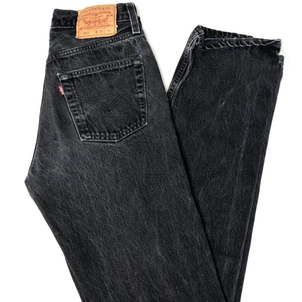 Skitsnygga svarta vintage Levi’s 501 jeans! Passar skitsnyggt och de är långa! Står W28 men skulle säga att de är lite mindre än så (26-27). Köpta för ca 1000 vintage. Buda från 500 +frakt.. Jeans & Byxor.