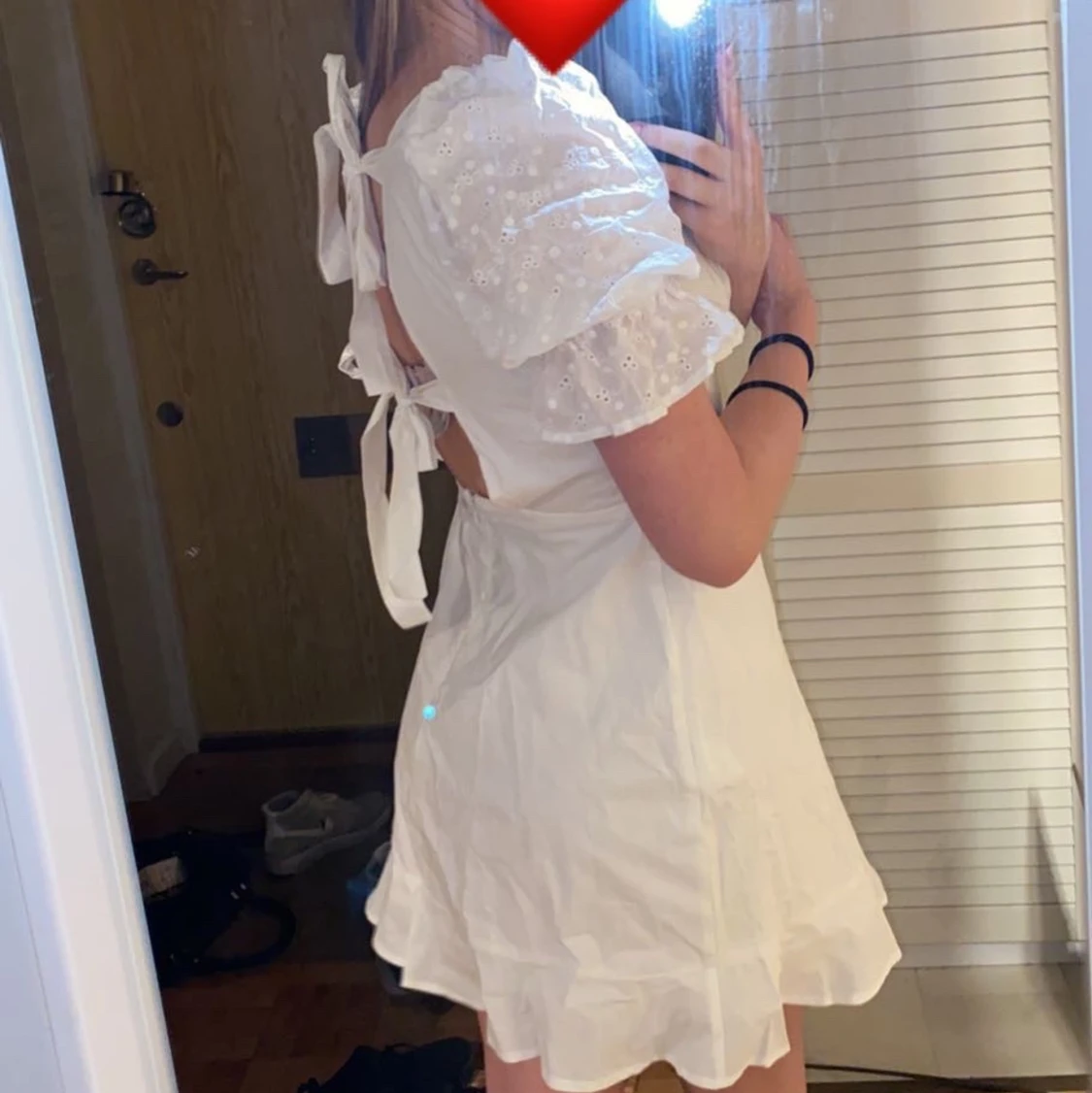 Vit klänning med snörning och volang - 90