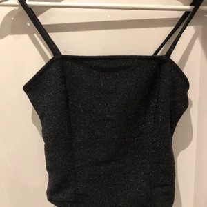 Gilttrigt linne - Svart glittrigt linne fårn Gina tricot, använd endast en gång.