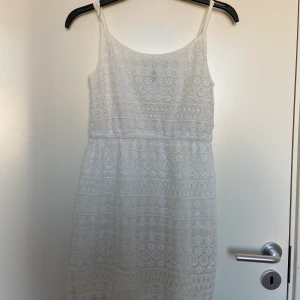 Klänning, H&M, strl S - Mycket fint skick. skriv vid intresse