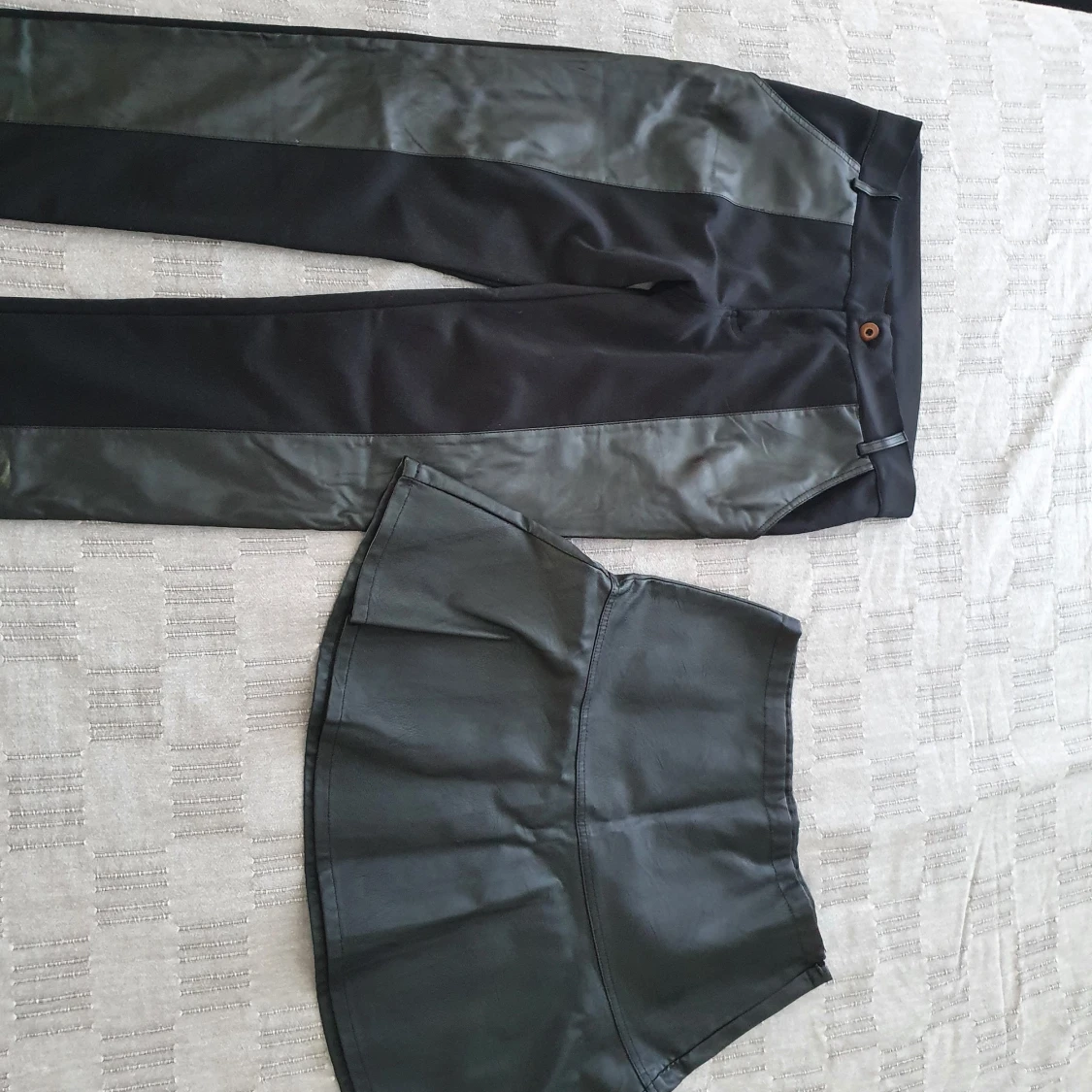 3 par jeans+1 par byxa och en kjol  - 90