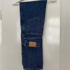 Mörkblå jeans från weekday i modellen Rowe. Används aldrig därför säljer jag.