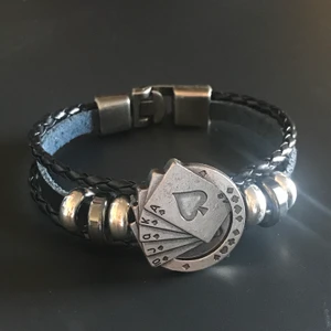 Grunge Indie armband - Helt ny, säljer då den dessvärre var för stor för mig :( Skit snyggt armband annars, storlek 18,5 cm, normalsize. Köp nu!! Frakt är 12 kr 😊