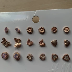 Smycken - Ett set av örhängen från hm i guld. 