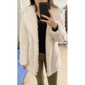 Vit kappa - Vit kappa i nyskick. Använd en gång. Väldigt mjuk och skön, ser tjockare ut än vad den är. En perfekt vårkappa!