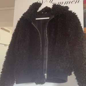 Teddyjacka - Säljer min teddyjacka då den inte kommer till användning bra skick och skön❤️köparen står för frakt 