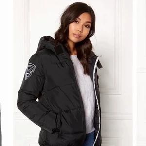 Jacka - Säljer en D’brand jacka. Köpt här på Plick! OBS!! Va ett hål på den. Inget man märker( kan sy igen de, snören fattas) men går att köpa till. Storlek L passar M/S Säljer för 499kr plus frakt! Köparen står för frakten! Skriv för fler bilder 