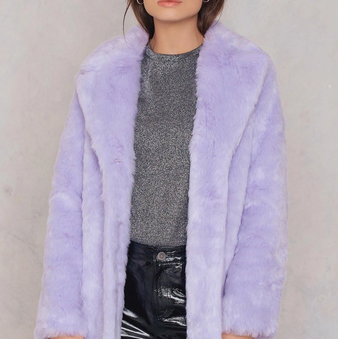 Lila pälsjacka