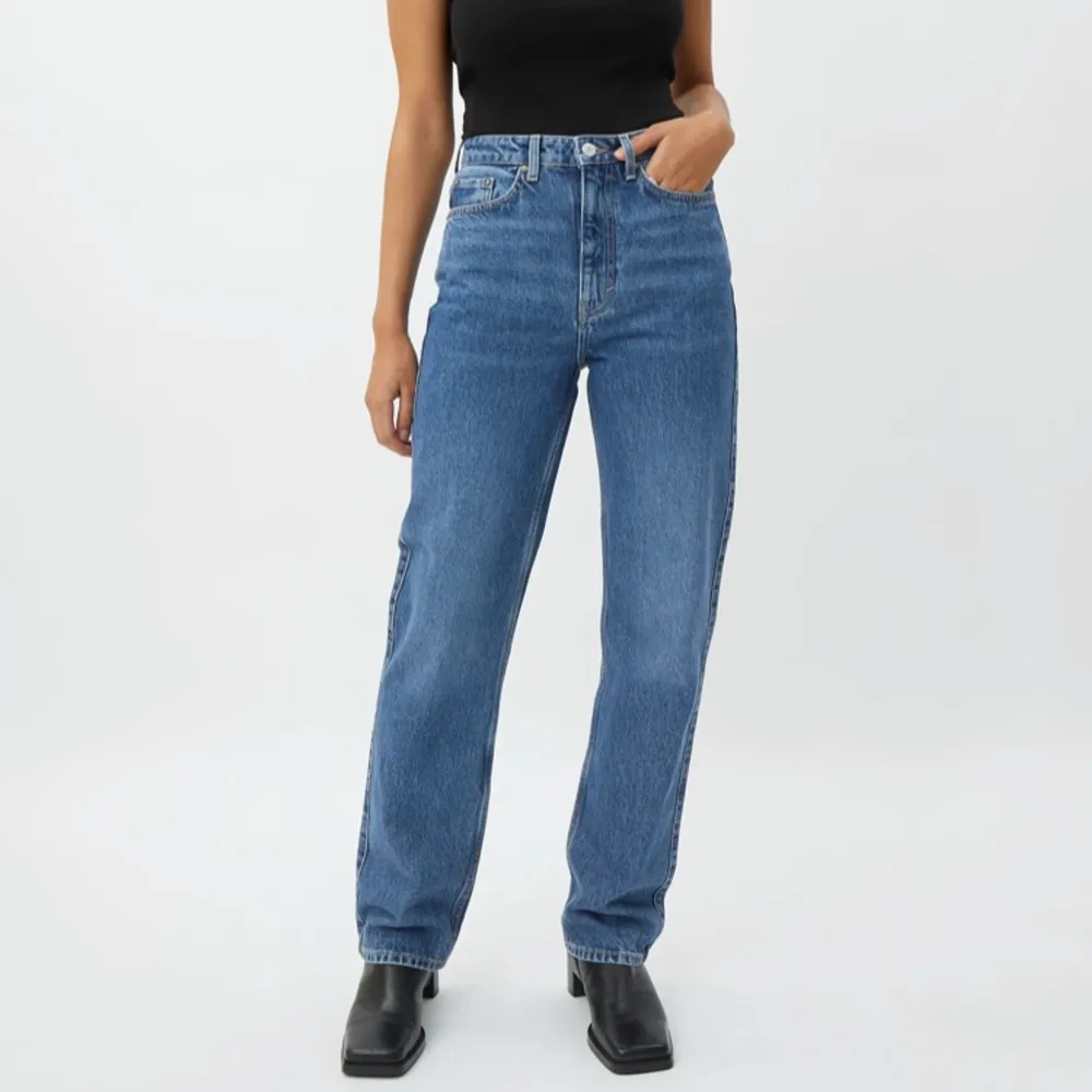 Mörkblå jeans från weekday i modellen Rowe, nästan aldrig använda och köpta för ca 2 månader sedan, pris:300kr +frakt 66kr 💕. Jeans & Byxor.