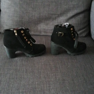 Svarta klackskor  - Storlek 37. Har aldrig använt dessa skor. Klacken är 8cm 