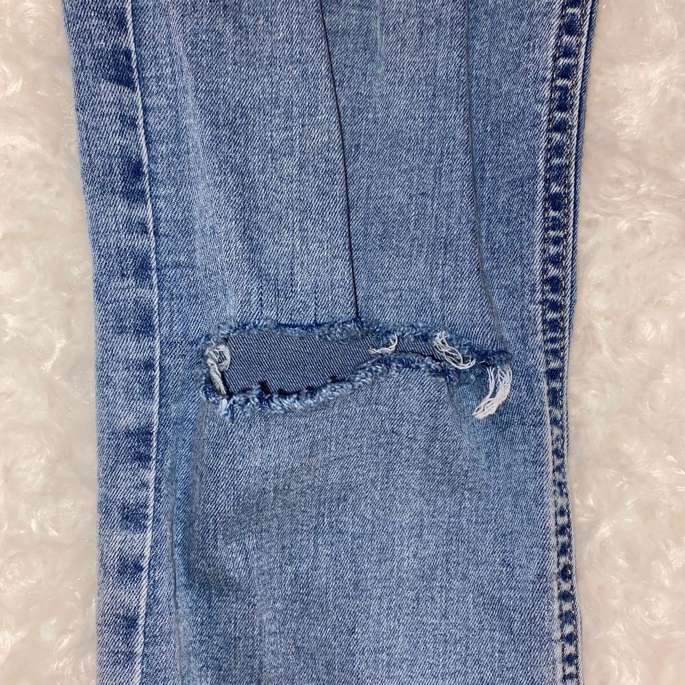 Super fina Gina tricot jeans Bottcut med hål och slits nere vid benet, dom är blåa super fina och sitter super bra vid rumpan och bra form vid midjan! Använd några få gånger va 2-3 gånger och säljer pågrund av de inte kommer till användning, DOM ÄR HELT FEL FRIA! Precis som nya🥰 (PRIS KAN DISKUTERAS). Jeans & Byxor.