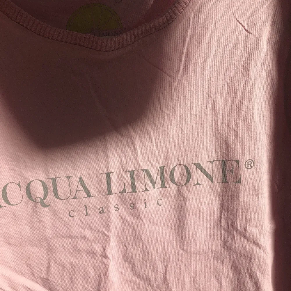 Tröja från Acqua Limone i fin rosa färg! Passar perfekt nu till våren 💐💐 Pris kan diskuteras 🥰. T-shirts.