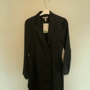 Oanvänd klänning, Hm storlek 34 - En oanvänd klänning från HM i storlek 34, snöre runt midjan och silkes likande material. Finns ej kvar i lager på HM⭐️ Intresserad? Skriv gärna för mer info, köparen står för frakt🌸