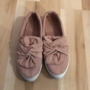 Skor - Säljer ett par skor 1 gång använda storlek: 37 säljer för 200kr inklusive frakt 