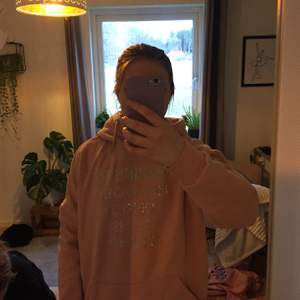 En rosa hoodie från superdry. Passar på xs-m