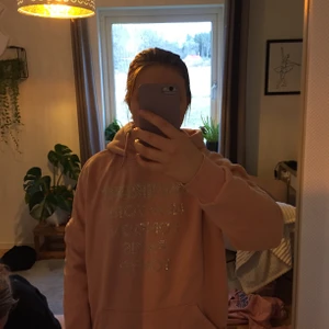 Hoodie från superdry - En rosa hoodie från superdry. Passar på xs-m