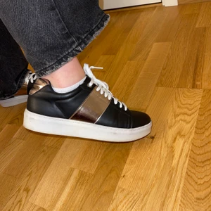 Sneakers - Sjukt snygga sneakers, tyvärr lite för stora för mig så därför säljs de. Använts ett fåtal gånger. Passar strl 39-41. Hämtas i Sollentuna. 