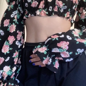 Blommig topp - Köpt på h&m från divided. Säljer pågrund av att den inte riktigt är min stil. Använd cirka en gång.