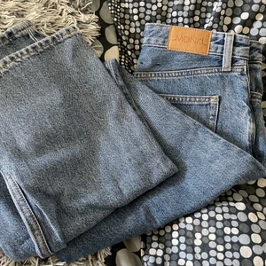 Jeans - Nästan helt nya jeans från monki, använda 1-2 gånger. Skriv privat så kan jag skicka fler bilder på!  Kolla min sida, kan räkna ihop varor billigare 🥰