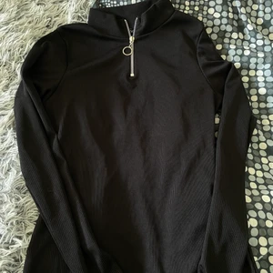 Tröja  - Riktigt snygg tröja med dragkedja så du kan anpassa hur öppen du vill ha den Obs : kolla min sida, fler plagg = jag kan räkna ihop det billigare🥰❤️