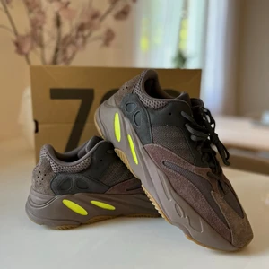 Yeezy 700 - Mauve waverunner storlek 44, använda 1 gång (10/10), passade inte riktigt mig
