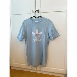 En blå t-shirt från adidas, använd endast ett antal gånger 