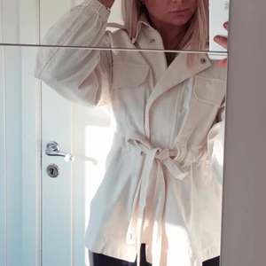 Vit jeansjacka  - Jacka från ginatricot! Så fin till våren🌸 Använd men endast ett fåtal gånger, inte urtvättad eller sliten!! Köptes för 599kr i ginatricot butik.
