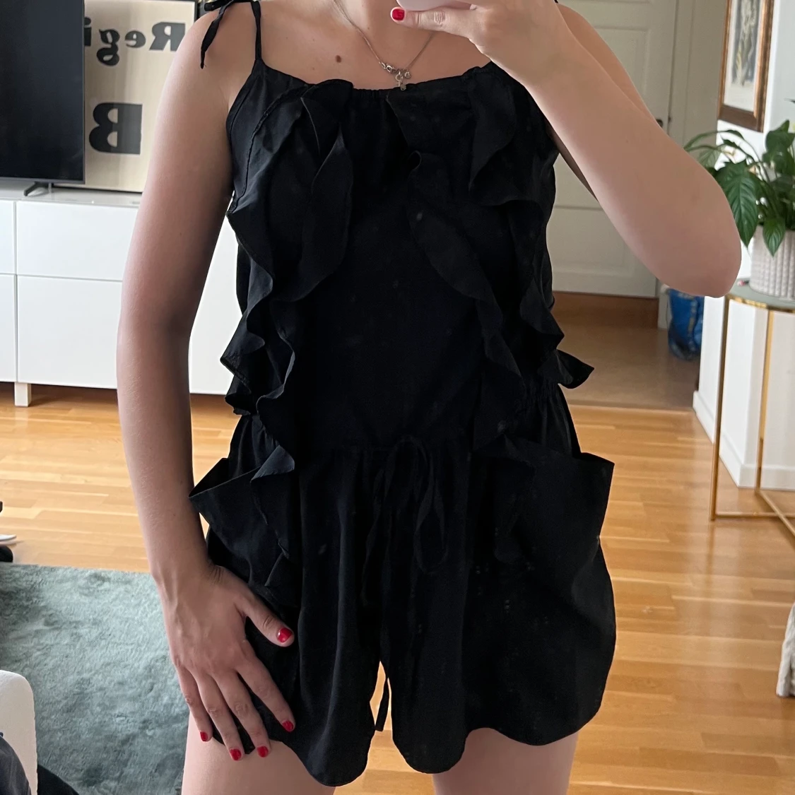 Playsuit med svarta volanger  - 90