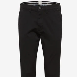 Svarta Kostymbyxor  - Svarta kostymbyxor i mjukt och bekvämt material. Använda ett fåtal gånger pga att jag inte hittat tillfällen att ha på mig dem. Passar om du är mellan 175-180cm ungefär. Skick:8/10 (köpare står för eventuell frakt)