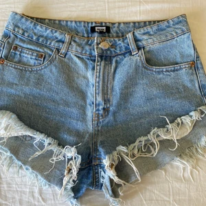 Jeans shorts ifrån Bikbok - Supersnygga jeansshorts ifrån bikbok. Dem är i  bra skick och passar perfekt nu till sommaren. Om frågor uppstår så kontakta mig💗