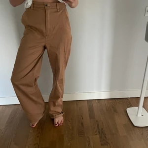 Byxor från Zara - Supersköna byxor från Zara, säljer pga blivit förstora för mig!! Är 173 cm lång.