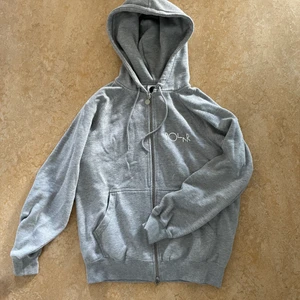 Polar zip hoodie  - I realativt bra skick, har lite slitage av tvätt och griptape men inget man tänker på. en simpel snygg tröja.