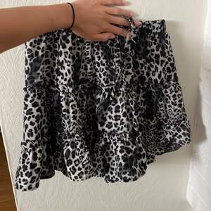 Kort leopard kjol, den går till låren. Är inte tight och väldigt luftigt o skön. Använd knappt en gång.