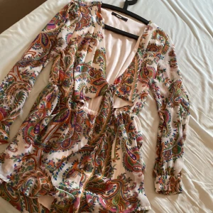 Playsuit - Min favorit säljer jag nu från bik bok i storlek S. Passar en M också. Ärmarna är öppna och luftiga och den sitter galet bra på! Mönstrig och härlig! 