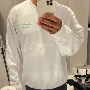 Sporty and Rich  - Så gott som oanvänd Sporty and Rich sweatshirt. Strl medium, passar mig 173 cm lång - 70 kg. Grymt snygg och svår att få tag i.  Nypris 1999:- passa på! 