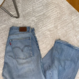Levi’s-jeans - Säljer mina älskade levis-jeans, då de tyvärr blivit förstora för mig :( de har en liten svart fläck på ena låret från en penna tror jag(?) som jag inte vet om den går bort eller ej.. hämtas i Telefonplan eller så står köparen för frakt! 🌸 om ni har frågor eller vill ha fler bilder är det bara att höra av sig! 