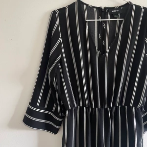 Jumpsuit - Underbar jumpsuit från Monki! Endast använd 2ggr så i nyskick.