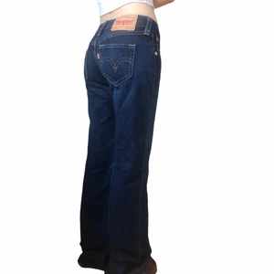 Jeans - Lågmidjade, mörkblåa Levis jeans med lite bootcut! Skriv för fler bilder, det går alltid att pruta! 