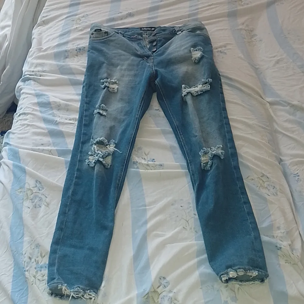 Low rised jeans har bara använt dom fåå gånger så de finns inga håll i byxorna. De är märkeskläder Supreme.. Jeans & Byxor.