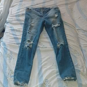 Low rised jeans har bara använt dom fåå gånger så de finns inga håll i byxorna. De är märkeskläder Supreme.