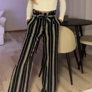 Kostymbyxor - Säljer dessa fina randiga kostymbyxor, helt oanvända dock e lappen ej kvar då jag trodde dom skulle komma till användning men så blev tyvärr ej fallet. Det är storlek 34 (XS). Från H&M! Säljes för 150kr plus frakt 30kr.