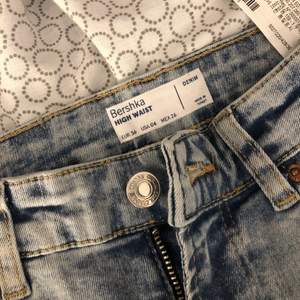 Säljet mina jättefina blåa bershka jeans med slits längst ner i storlek S. Byxorna är köpta på Zalando. Säljer på grund av att de är för stora på mig.
