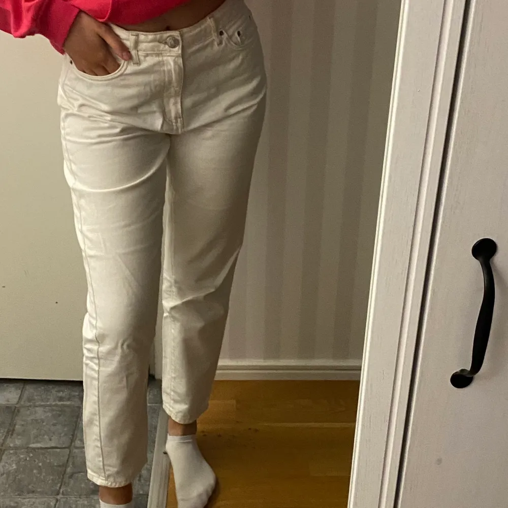 Supersnygga vita jeans från Ginatricot, perfekt inför sommarens ljusa färger! Använda endast en gång. Strl 38.  🤍. Jeans & Byxor.