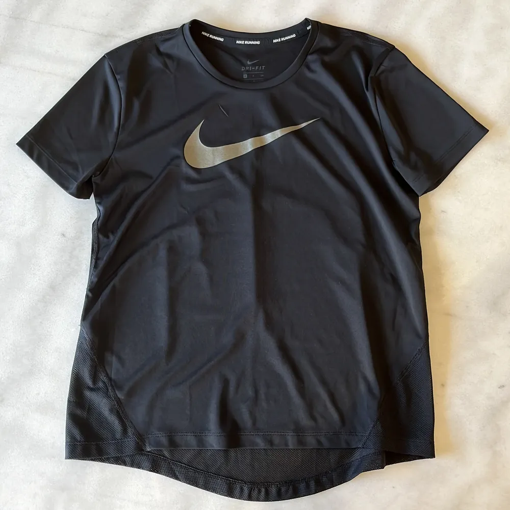 T-shirt från Nike | Sparsamt använd så i fint skick | Fraktkostnad tillkommer 💌. T-shirts.