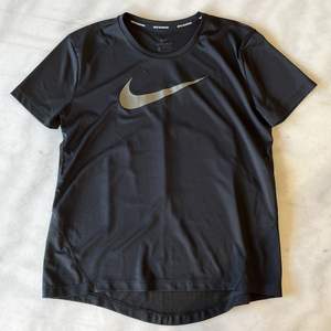 T-shirt från Nike | Sparsamt använd så i fint skick | Fraktkostnad tillkommer 💌