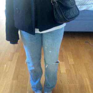 Säljer mina straight leg jeans från zara med hål i 💗💗dem är lågmidjade och använda runt 3-4 gånger ❤️❤️