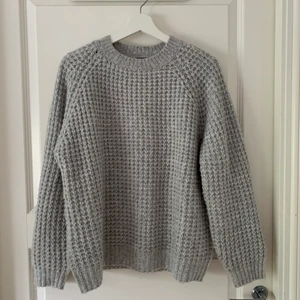 Stickad tröja - Säljer denna stickade tröja från lager 157🤍 Supergosig och mjuk. Storlek S. Använd några gånger men i väldigt bra skick! 50kr plus frakt, 66kr🤍